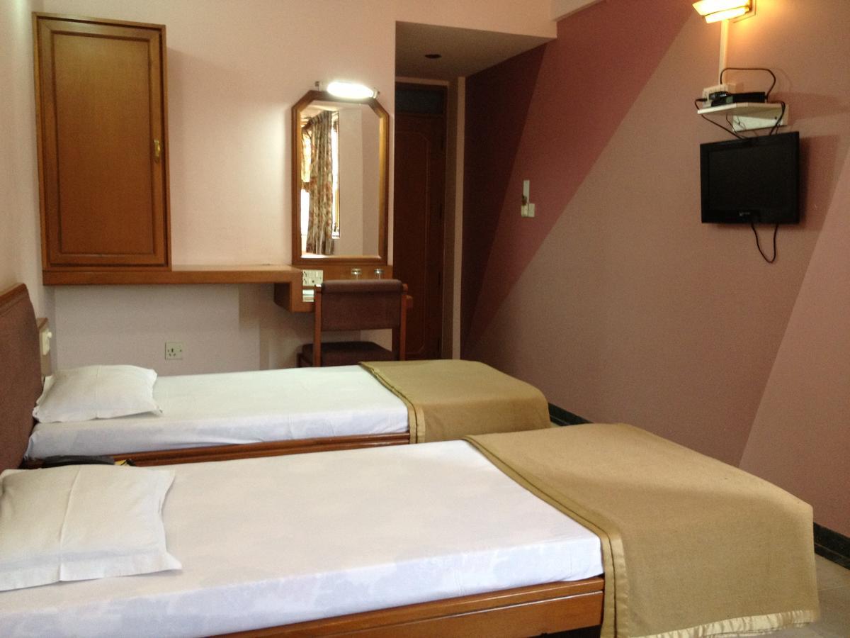 Hotel Grg Вадодара Экстерьер фото