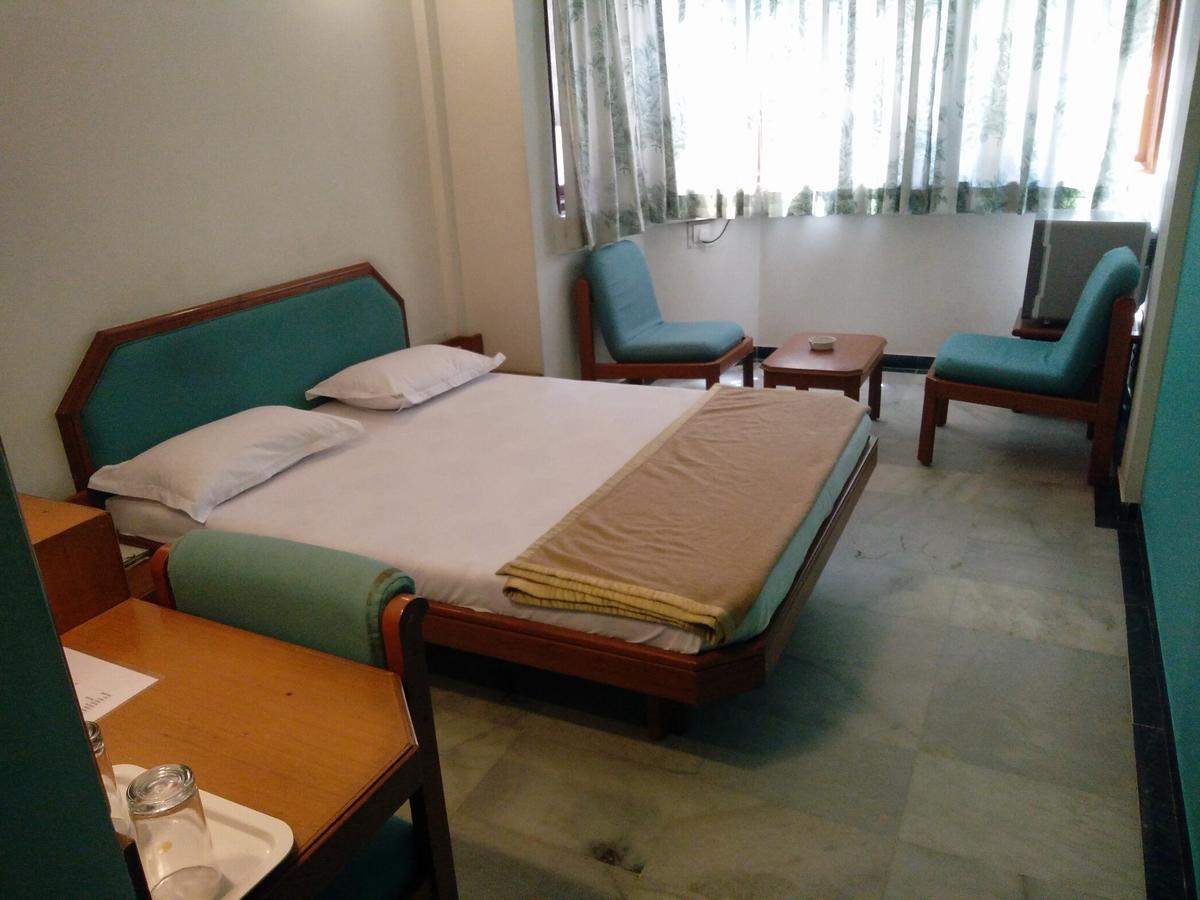 Hotel Grg Вадодара Экстерьер фото