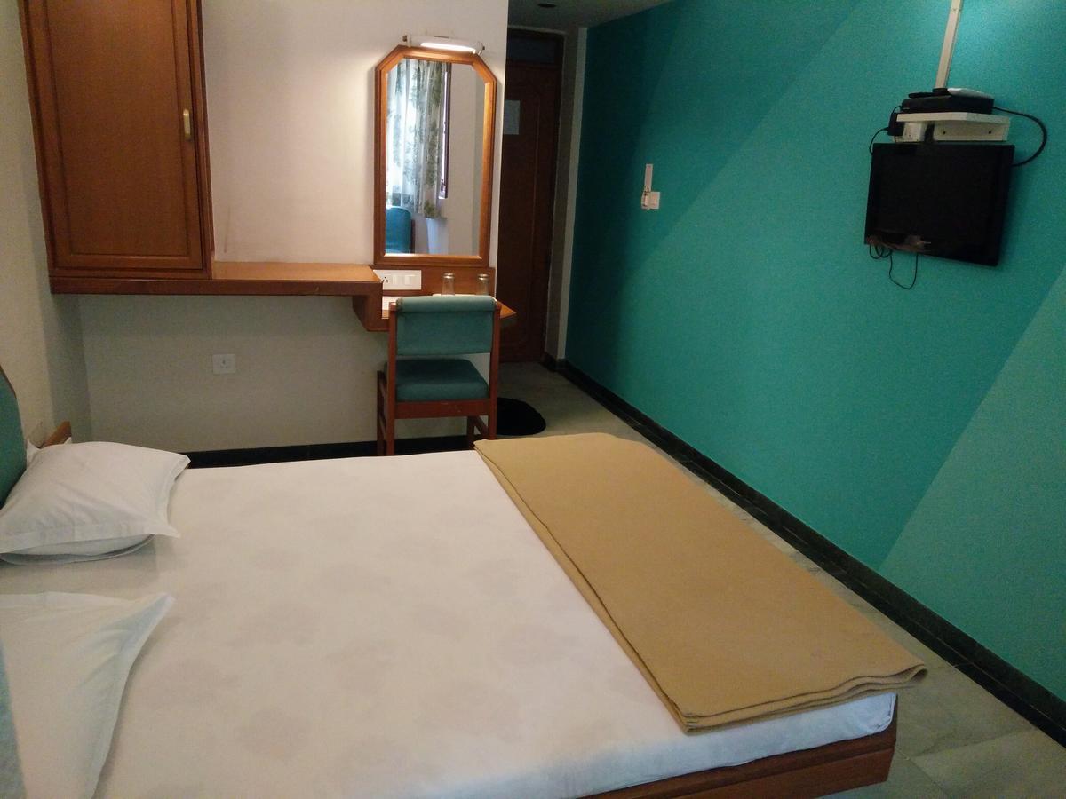 Hotel Grg Вадодара Экстерьер фото