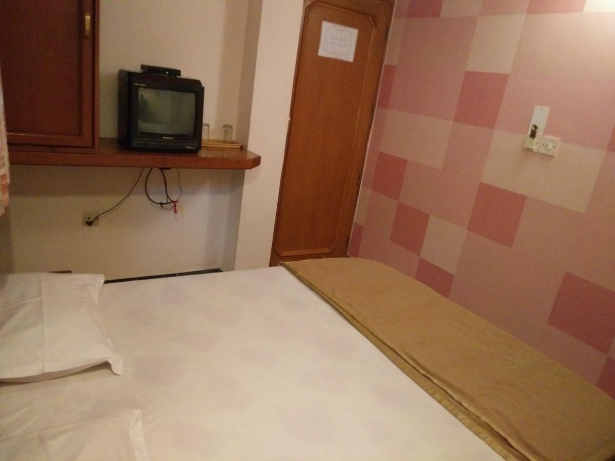 Hotel Grg Вадодара Экстерьер фото